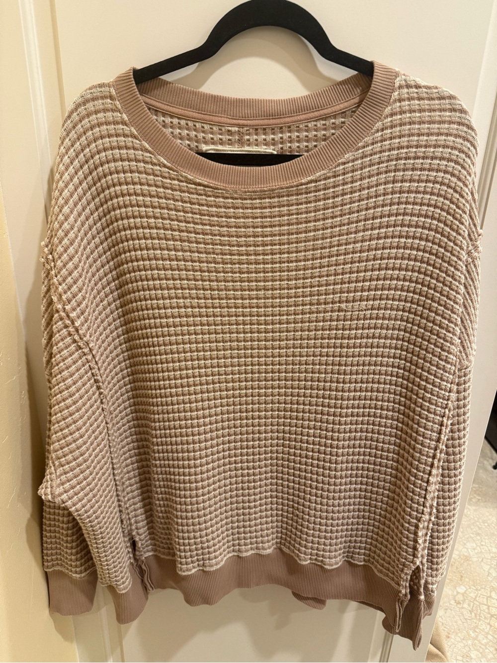 American Eagle Thermal Waffle
Knit M Sweatshirt This Feels
Seriously Lived In